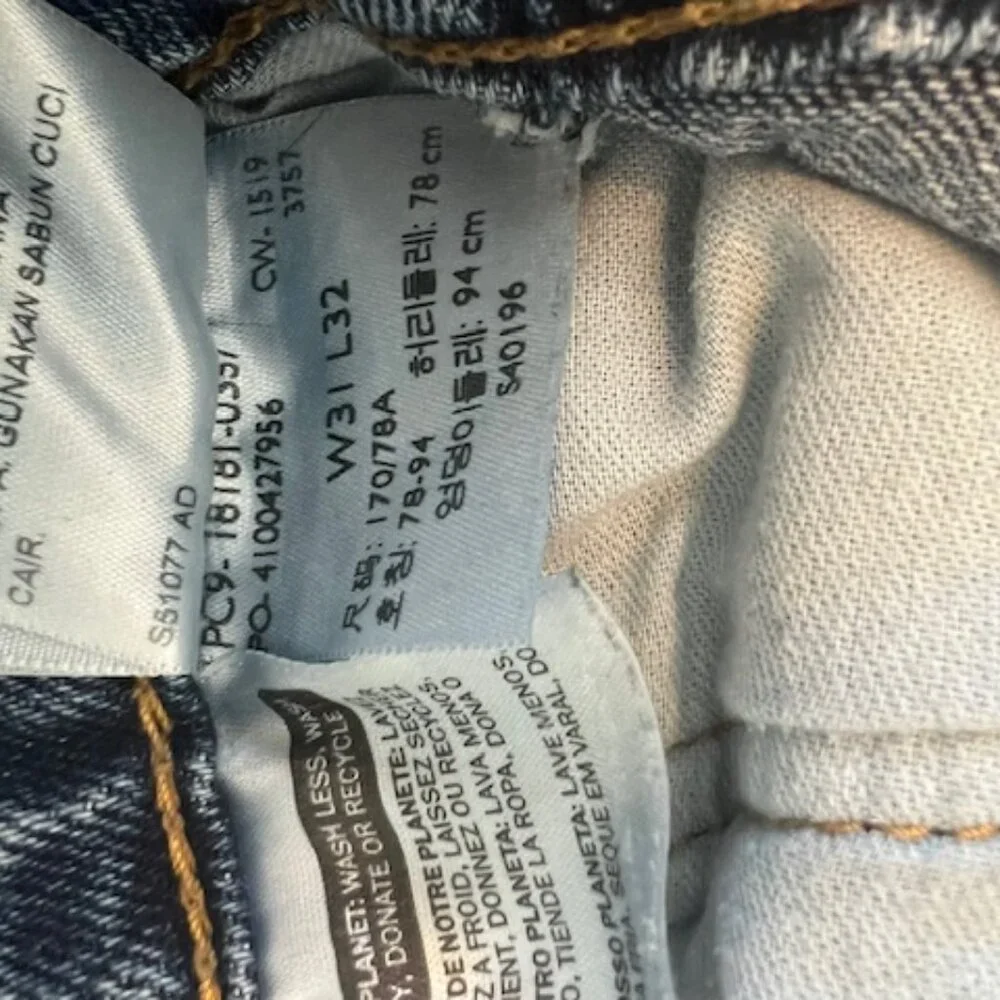 Levi's 541 Athletic Taper jeans designed for athletic builds‎ cotton denim 31x32